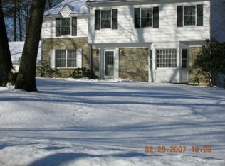 9 Stoutenburgh Dr, Hyde Park, NY 12538