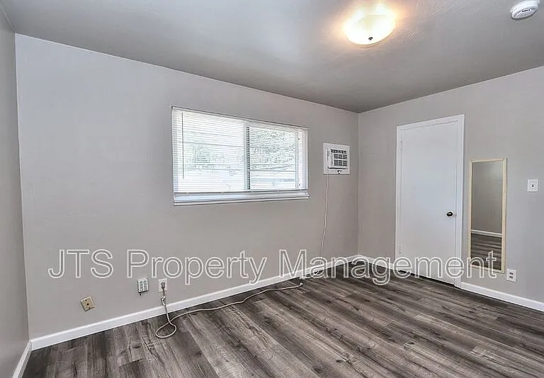 4439 V St #5 — Photo 41