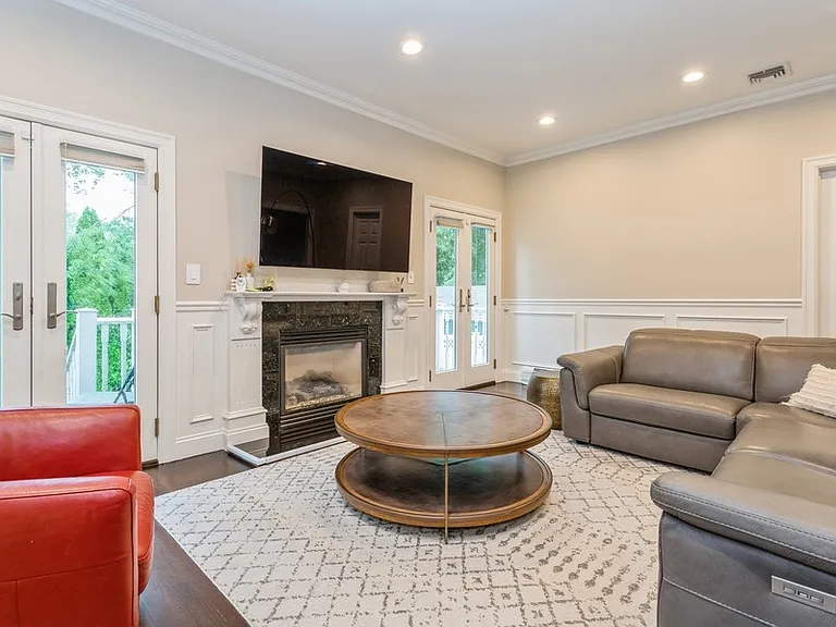 20 Holland Ave — Photo 3
