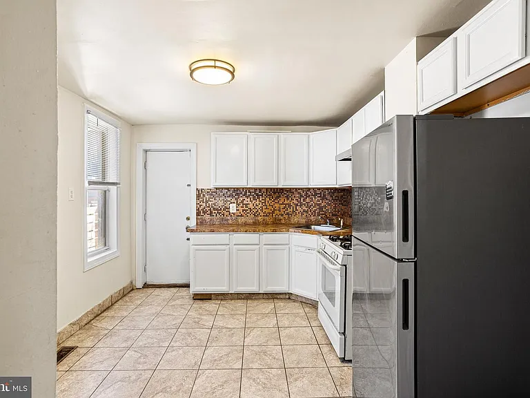 2420 W Jefferson St — Photo 6