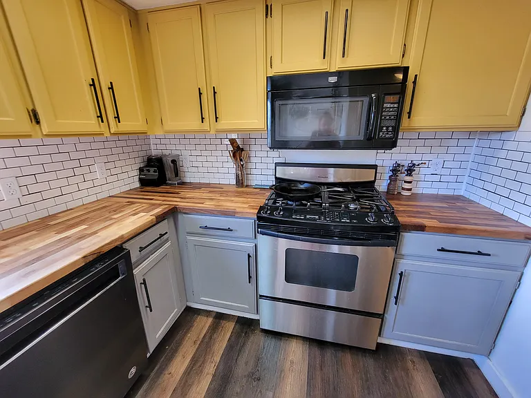 Oven, Fridge and Washer Dryer included