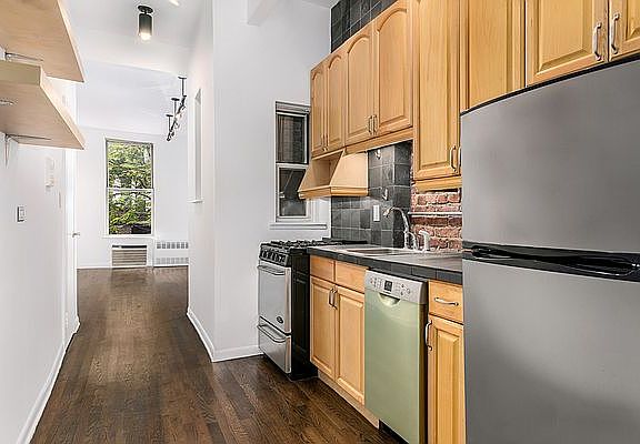 5th image of 318 W 15th St APT 1C