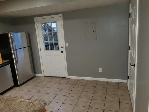 70 Montgomery St APT 8, Scottsburg, IN 47170