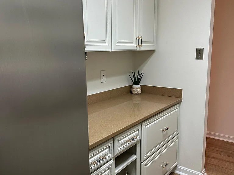 217 Victor Pkwy #G — Photo 3