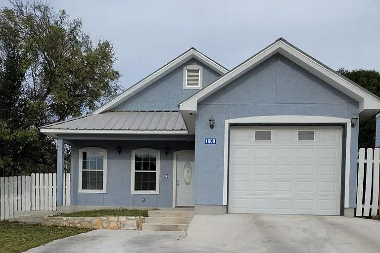 1600 Woodside Dr — Photo 1