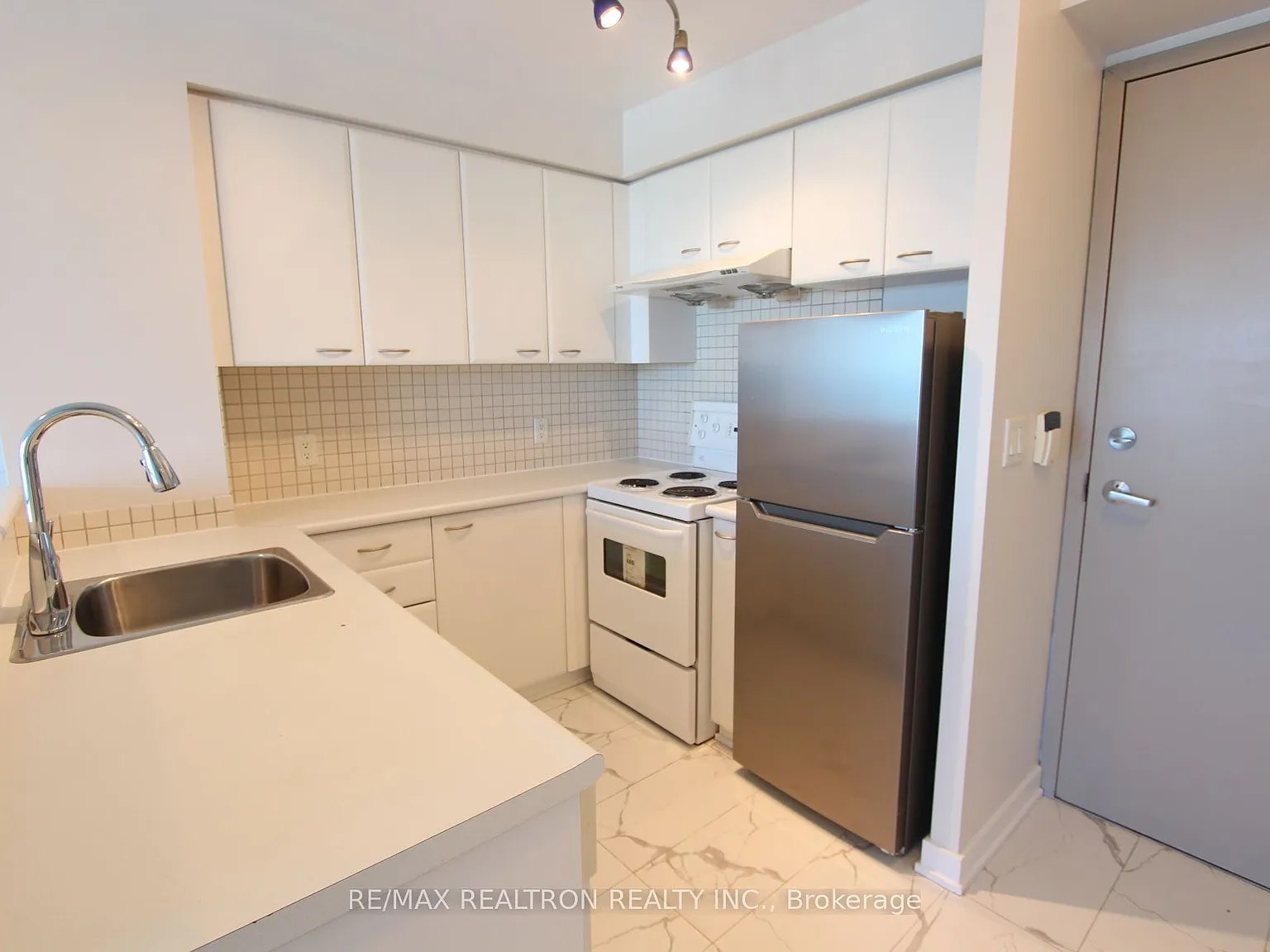 2 bed, $2,300 — Photo 4