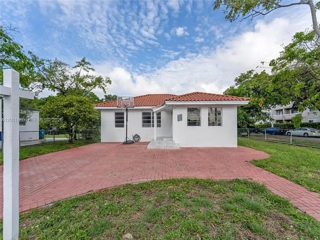 3 bed, 2.0 bath, 2646 sqft, $3,600 — Photo 1