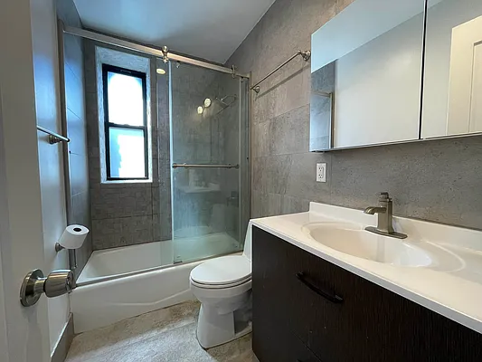 Rented by HOLTON REAL ESTATE INC. | media 27