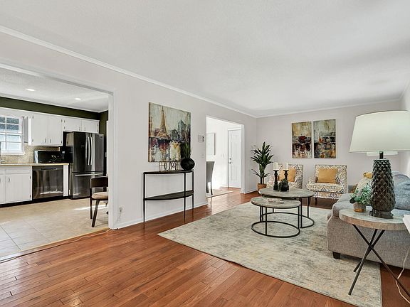 4th image of 14 Lynnolen Ln