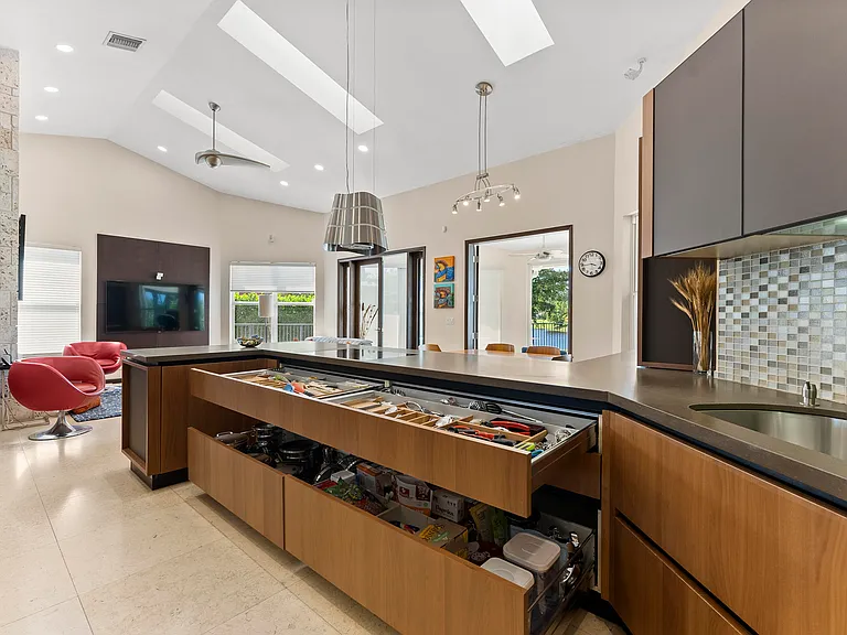 2245 SW 16th Pl — Photo 13