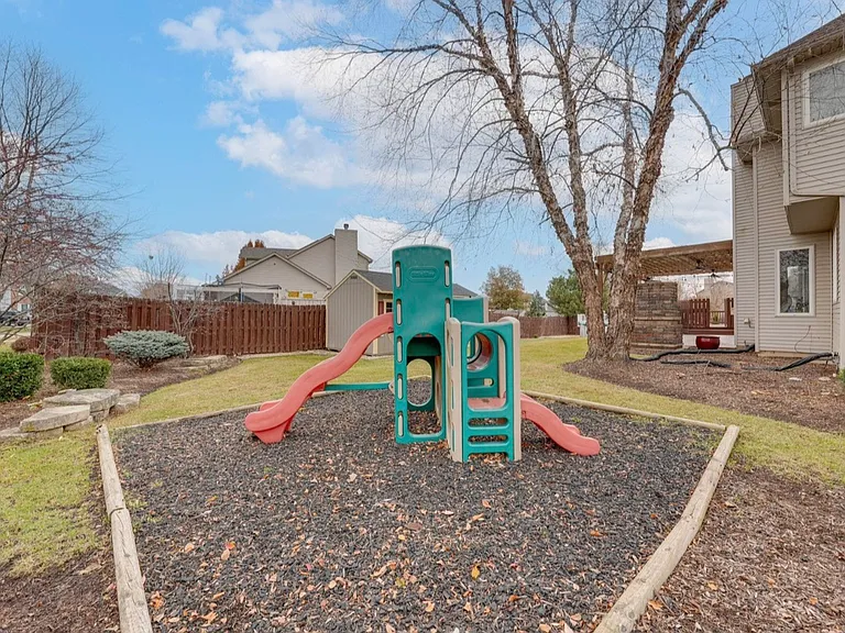 501 Crystal Ct — Photo 3