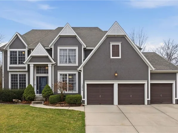 13836 Bradshaw St, Overland Park, KS 66221
