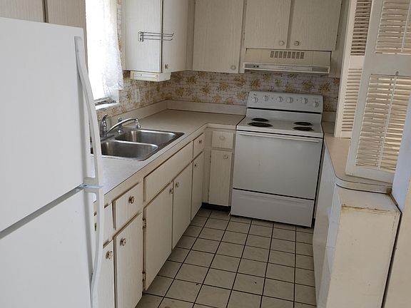 5th image of 306 Circle Drive S #202
