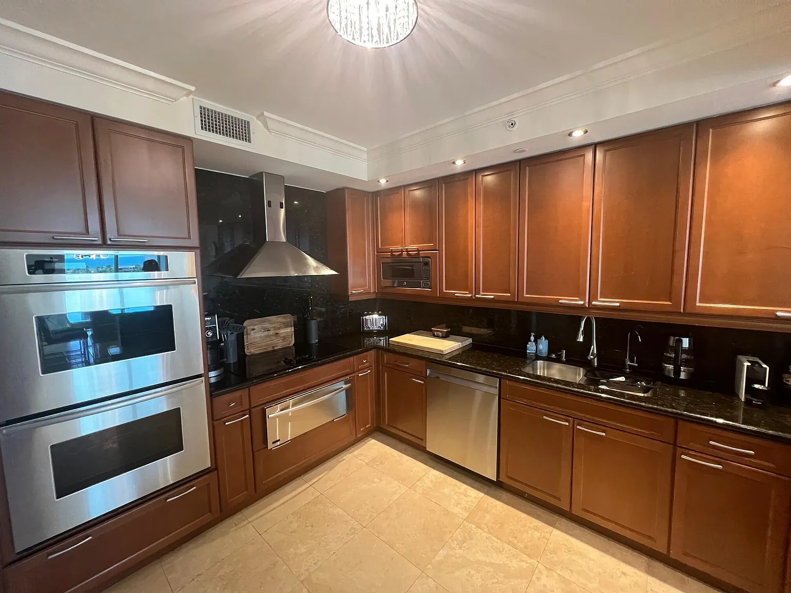 3 bed, 4.0 bath, 3262 sqft, $10,500 — Photo 3