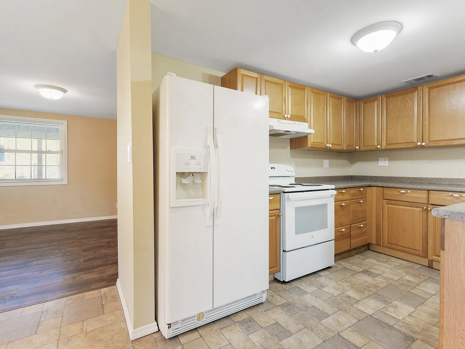 2 bed, 976 sqft, $1,195 — Photo 3