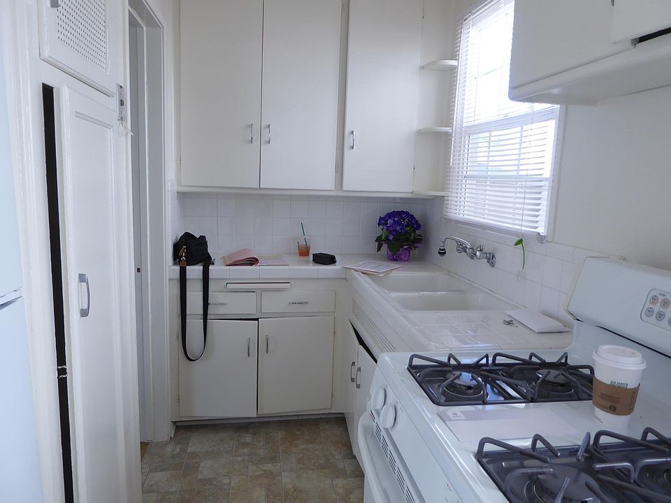 2nd image of 2114 Cabrillo Ave Unit B