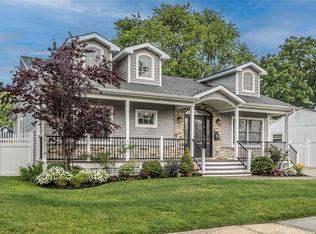 12 Terry Ln, Plainview, NY 11803