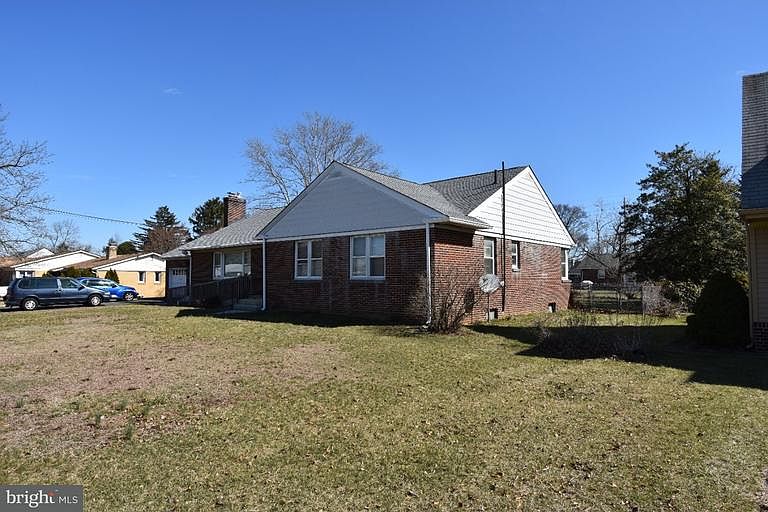 2nd image of 1015 Temple Ave
