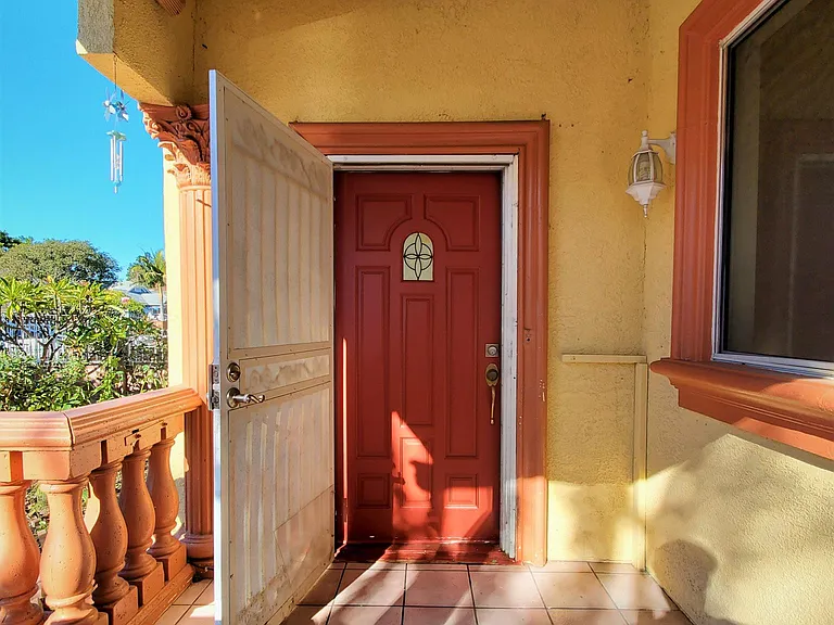 608 N Serrano Ave — Photo 4