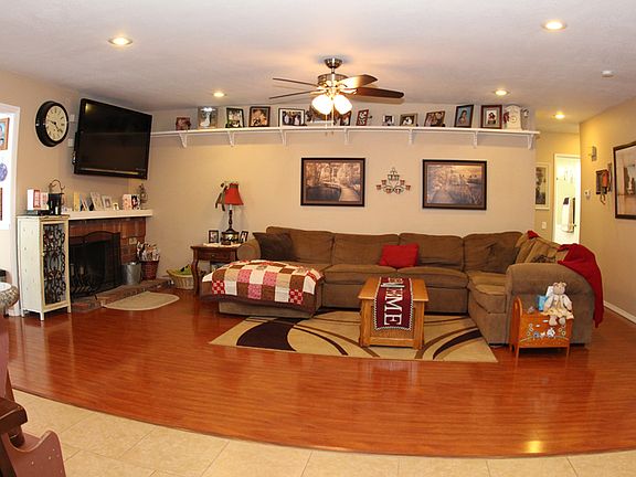 Great room w/fireplace