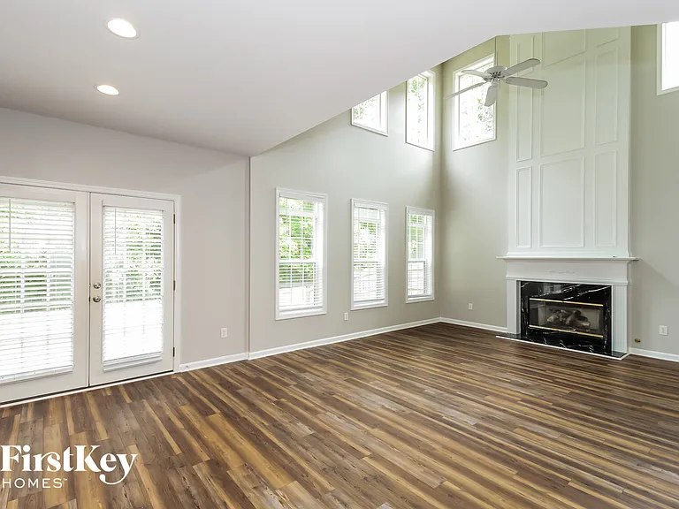 7660 Forest Glen Way — Photo 2
