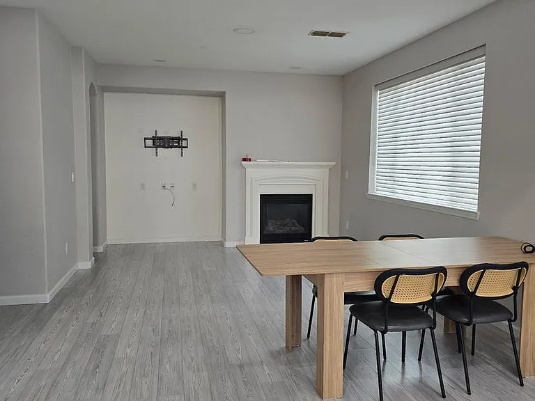 4227 S Fontana St — Photo 17
