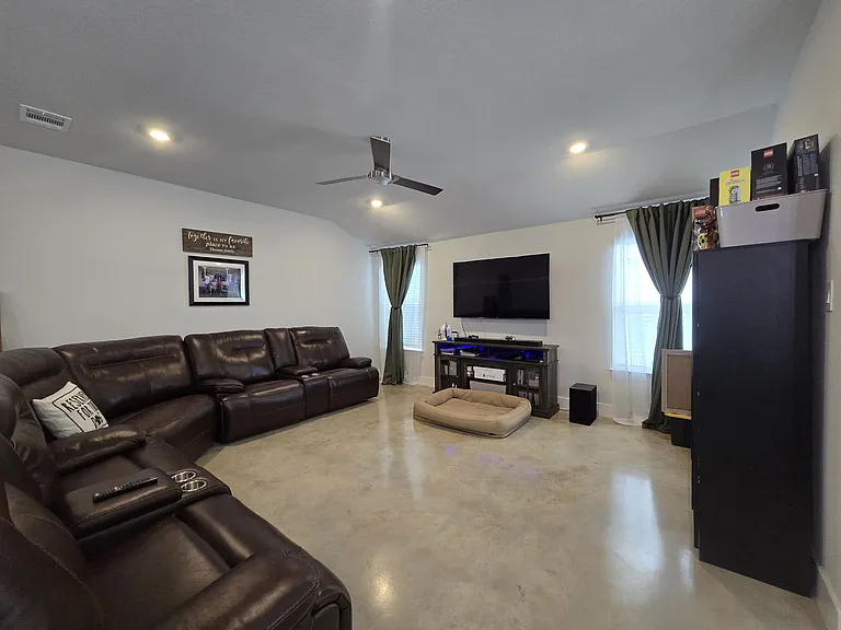 1051 Lexington Dr — Photo 8