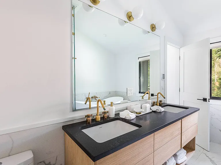 415 Old Stone Hwy — Photo 17