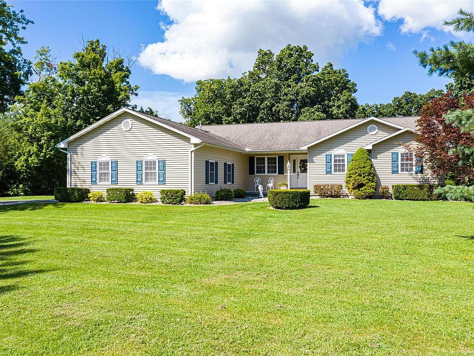 1st image of 1 Deer Hollow Ln