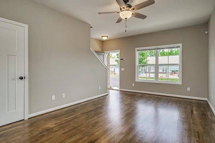 2 bed, 2.5 bath, 1300 sqft, $1,350 — Photo 4