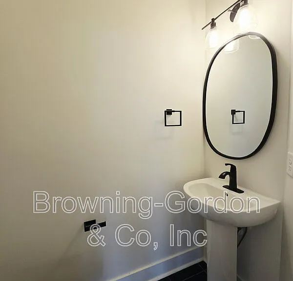 3209 Curtis St — Photo 9