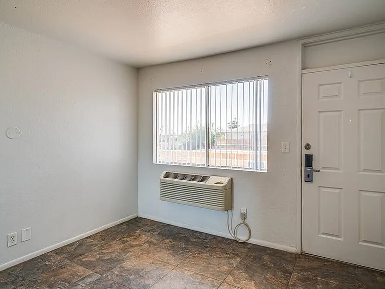 Sunset Sound Studio Apartments — Photo 20