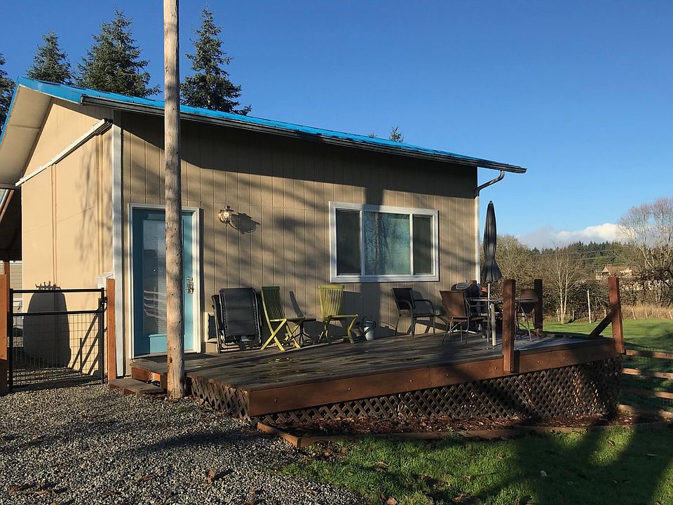 MIL Entrance & Deck w Flower Bed