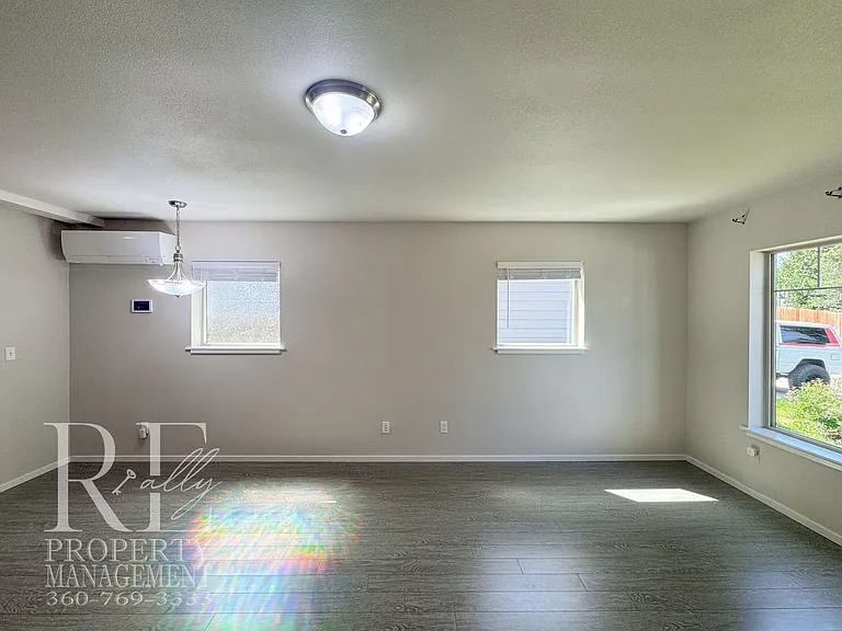690 SE Olga Cir — Photo 2