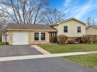 145 Old Mill Grove Rd, Lake Zurich, IL 60047