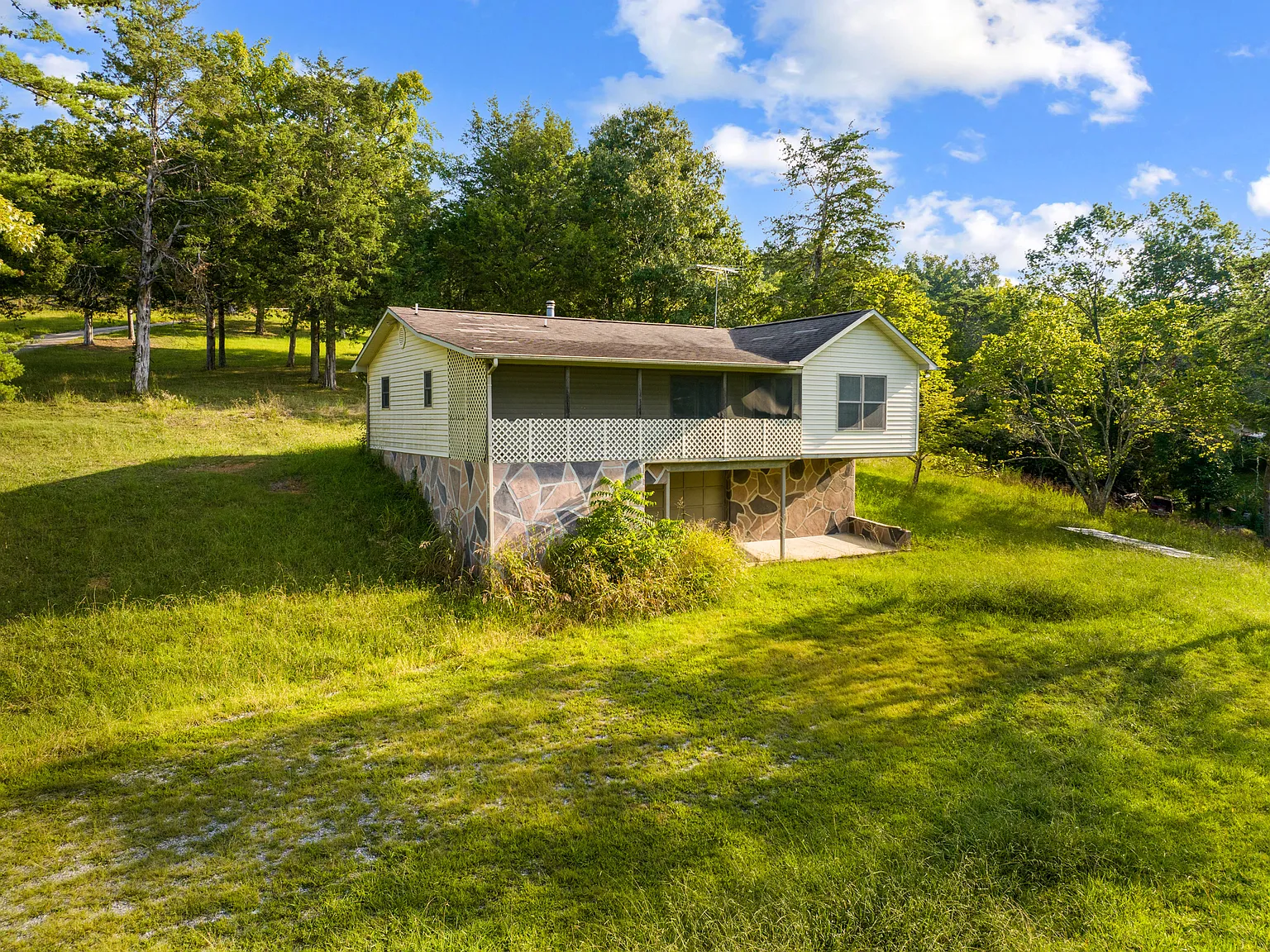 1303 Lake Front Dr — Photo 2