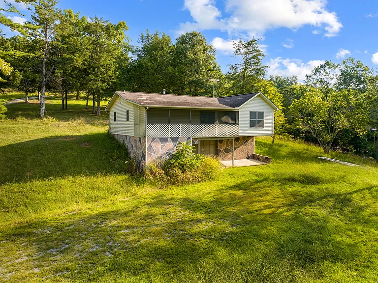 1303 Lake Front Dr — Photo 2