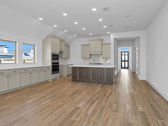2nd image of 1427 Crest Dale Ln