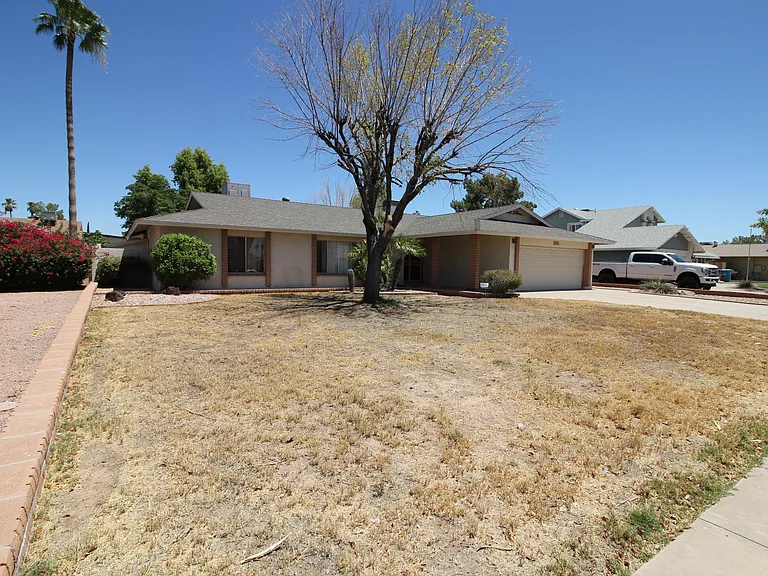 3152 W Marconi Ave — Photo 2