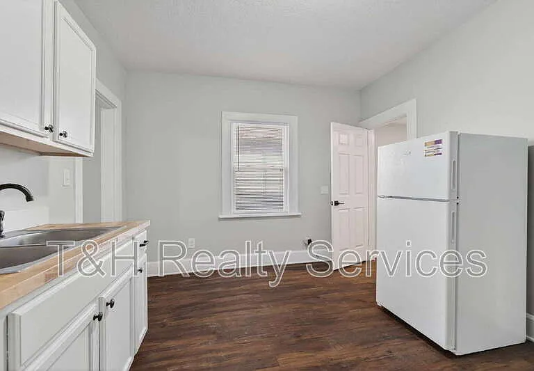 926 W 32nd St — Photo 17