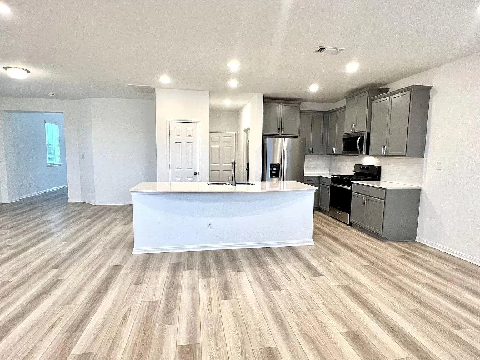 4 bed, 2.5 bath, 2350 sqft, $2,250 — Photo 4