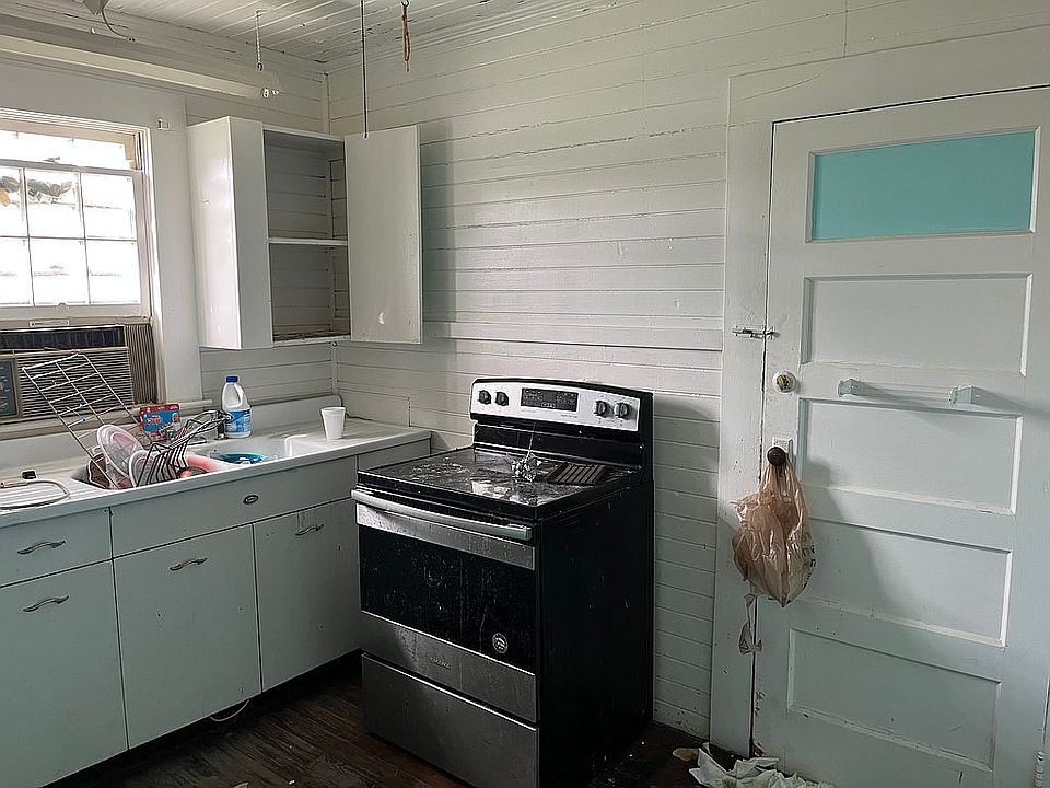 2nd image of 152 Baggs Ave SE