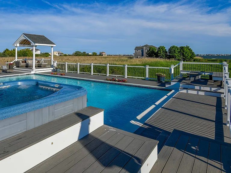 13 Bay Meadow Ln — Photo 3