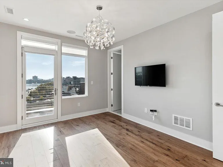 138 S Front St — Photo 30