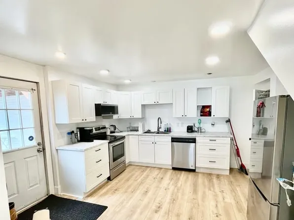 285 Saint John St #3, Fredericton, NB E3B 4B3