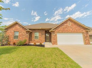401 Hunters Glen Ct, Moore, OK 73160