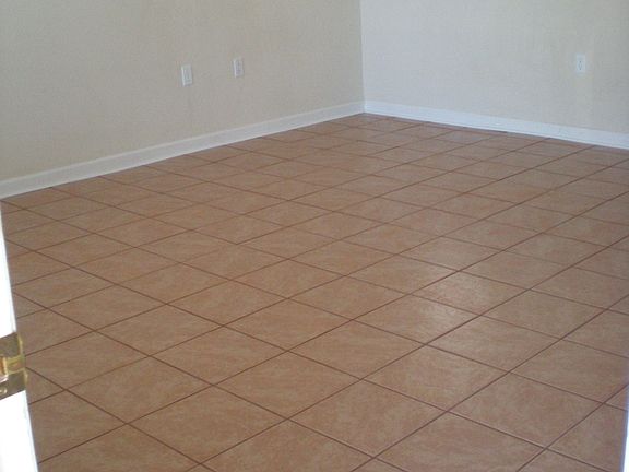 3rd image of 5 Guinevere Ln
