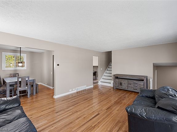 4th image of 34600 W Sharondale Dr