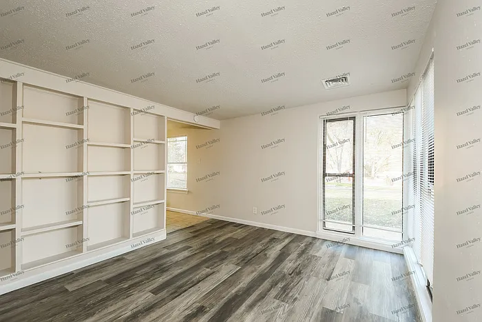3 bed, 1.0 bath, 932 sqft, $1,430 — Photo 4