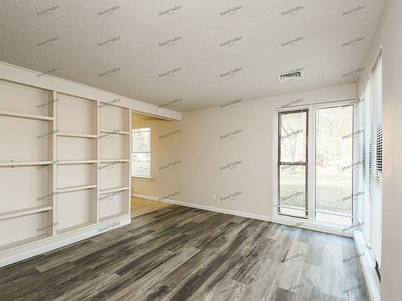 4th image of 16 Saint Laurence Dr